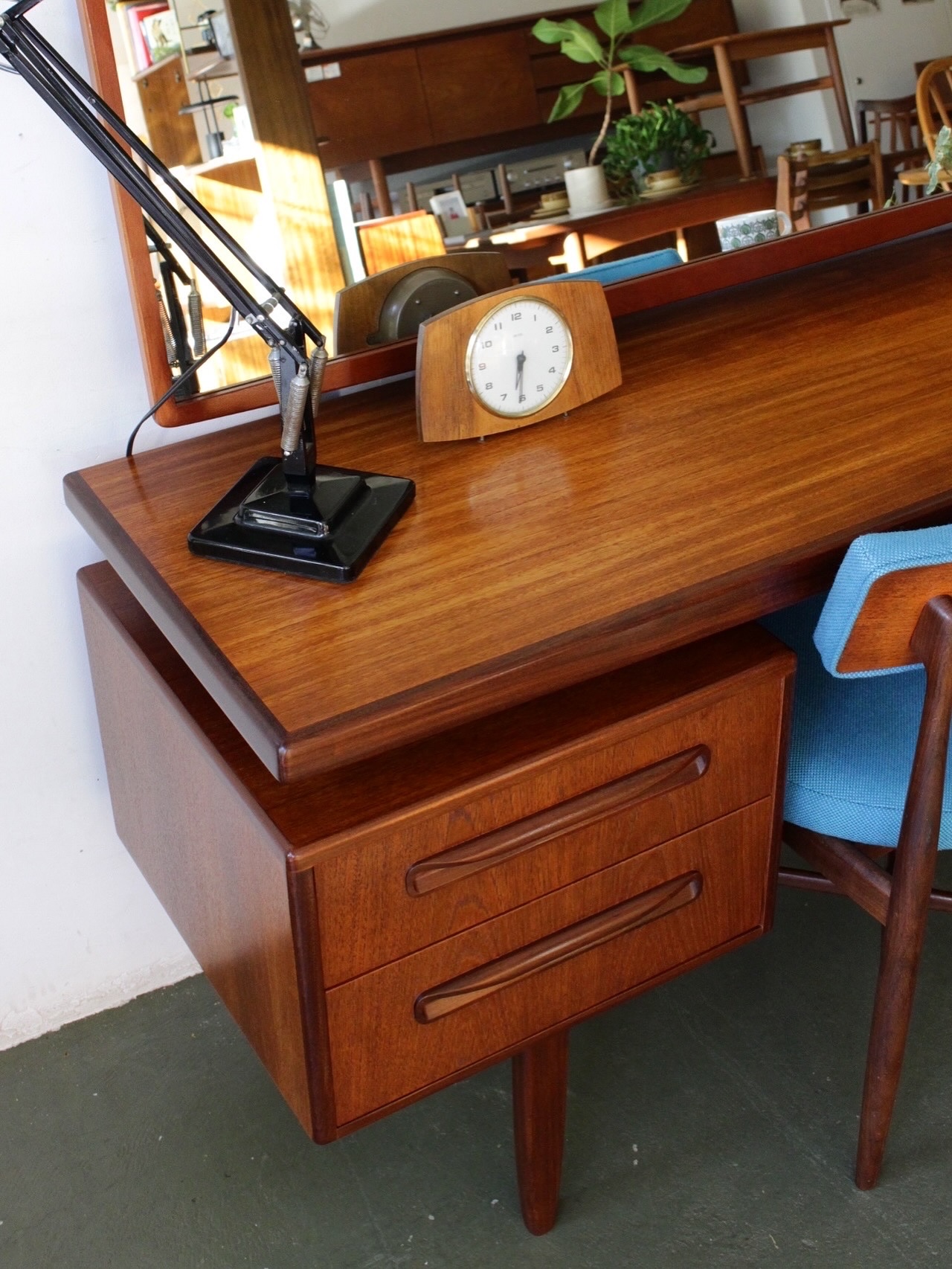 RESTORED！】G-PLAN Dressing Table (ラッカー仕上/即納可) – transista